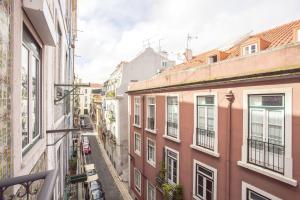 eine Gasse in einer Stadt mit Gebäuden in der Unterkunft Carmo in Chiado Apartment in Lissabon