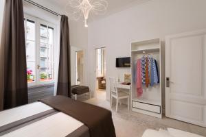 ローマにあるVaticanspace Roomsのベッドルーム1室(ベッド1台、デスク、椅子付)