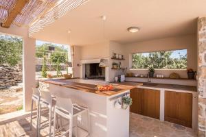 a kitchen with a bar with stools and a counter top at Hacienda Lucio in Grohote
