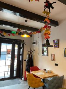 a dining room with a table and chairs at Casa Veche in Runcu