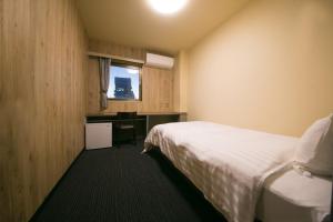 大分市にあるHOTEL 910のベッド2台と机があるホテルの部屋 +13枚の写真