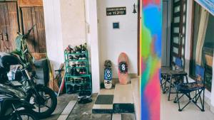 a room with a door with a skateboard in it at White Gloves in Beran-kidul