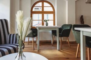 a dining room with a table and chairs at Die Meissen Lodge in Meißen