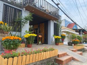 a building with a bunch of flowers and plants at Kỳ Duyên House in Cái Răng
