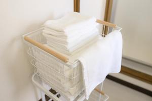 HanazonomachiにあるROOMzero 1号室の白いタオルが掛けられたタオル掛け