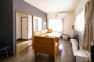 HanazonomachiにあるROOMzero 1号室のベッドと鏡のある部屋