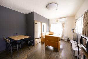 HanazonomachiにあるROOMzero 1号室のテーブルと机のあるリビングルーム
