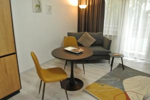 a living room with a table and a couch at Kemnater Hof Apartments SELF-CHECK-IN in Ostfildern +123 photos