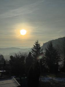 a sunset with the sun in the sky at Ferienwohnung Schürer in Lauter
