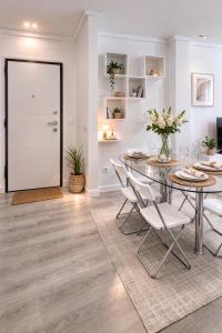 a dining room with a table and chairs at Zena Park - Near Lisbon in Odivelas