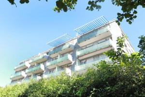 a building with solar panels on the side of it at Kemnater Hof Apartments SELF-CHECK-IN in Ostfildern