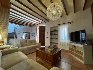 a living room with a couch and a tv at Villa con piscina y barbacoa en Calpe in Calpe