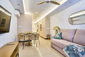 a living room with a couch and a table at Malagueta Loft & Sea in Málaga