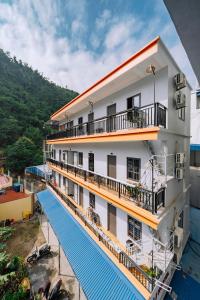 an overhead view of a hotel with a swimming pool at Napoli Hostel Cat Ba in Cat Ba