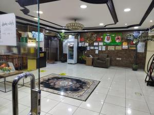 a lobby of a store with a couch and a rug at العييري للشقق المخدومة in Dammam