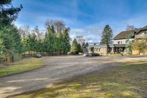 an empty driveway in front of a house at Hotel Relais Königsberg in Aachen