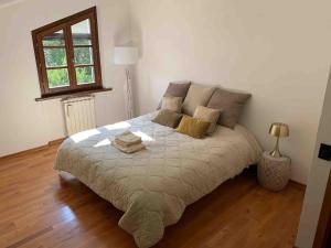 a bedroom with a bed and a window at Nido di Luna in Mulazzo
