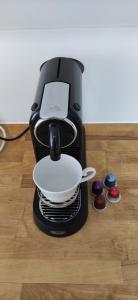 a coffee maker sitting on top of a wooden floor at Eleonoras Ferienwohnung in Würzburg Stadt mit Terrasse und eigenen Parkplätzen vor der Tür, für große Gruppen bis zu 13 Personen geeignet in Würzburg