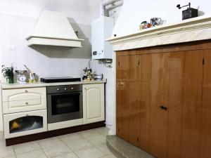 a kitchen with a stove and a sink at Casa della Resistenza in Sulmona