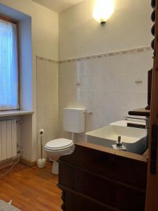 ein Badezimmer mit Toilette, Waschbecken und Badewanne in der Unterkunft CadlaNona in Boves