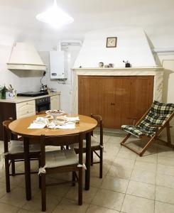 a kitchen with a table and chairs in a kitchen at Casa della Resistenza in Sulmona