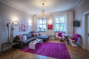 a living room with a couch and a purple rug at BLUMEINS - Das Refugium in Groß-Umstadt