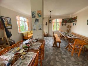 a living room with several tables and chairs at Balcı Konukevi in Artvin