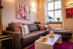 a living room with a couch and a table at BLUMEINS - Das Refugium in Groß-Umstadt