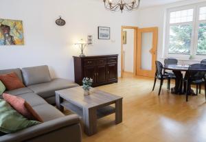 a living room with a couch and a table at Bryza Homes - Villa Linde - Parkplatz - Ahlbeck - Patio in Ahlbeck