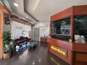 a living room with a waiting area with a table at Hotel O Peneka Inn in Kota Bharu