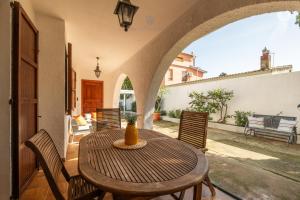 a table and chairs on a patio with an archway at Domo de Iannas-House Live Express in Quartu Sant'Elena