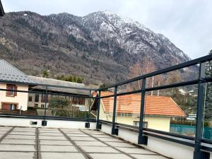 a balcony with a view of a mountain at WOLALYs MH in Mercury