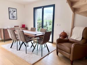 a dining room with a table and chairs and a couch at WOLALYs MH in Mercury