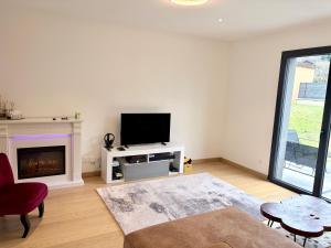 a living room with a tv and a fireplace at WOLALYs MH in Mercury