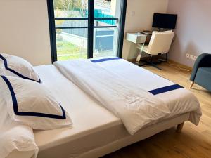 a large bed in a room with a desk and a window at WOLALYs MH in Mercury