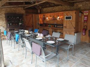 a long table and chairs in a room at Chambre d'hôtes Juste-Confortable in Fleurey-lès-Lavoncourt