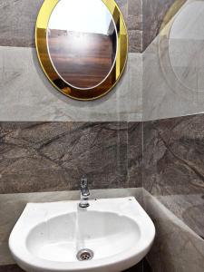 a bathroom with a sink and a mirror on the wall at Royal Rudraksh Palace in Bābatpur +29 photos