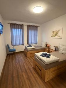 a room with two beds and a chair in it at Frisch sanierte Ferienwohnung in Grabow in Grabow
