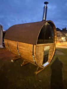a wooden pod sitting in a field at night at Pod Parkanami in Spiczyn