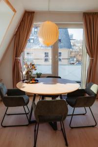 a dining room with a table and chairs and a large window at Ferienwohnung Wirbelwind in Scharbeutz