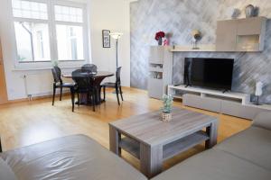 a living room with a couch and a table at Bryza Homes - Villa Linde - Parkplatz - Ahlbeck - Patio in Ahlbeck