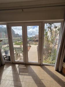 an open glass door with a view of a park at פסטרנק אירוח יער אודם in Odem