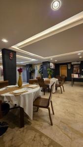 ein Restaurant mit Tischen und Stühlen in einem Raum in der Unterkunft Brava Hotel in Ibadan
