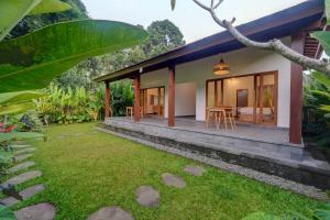 a house with a garden in front of it at Ratih Guest House in Ubud