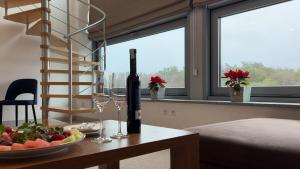 ein Tisch mit Weingläsern und einer Obstschale in der Unterkunft Hotel SKAL Medi SPA & Resort in Ustronie Morskie