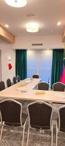 ein Konferenzraum mit einem großen Tisch und Stühlen in der Unterkunft Hotel SKAL Medi SPA & Resort in Ustronie Morskie + 77 Fotos