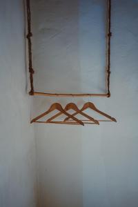 a shelf in a room with a white wall at Seet Room in Bilād Sayt