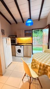 eine Küche mit einem Tisch und eine Küche mit einem Kühlschrank in der Unterkunft Mono ambiente Zona Conmebol in Luque