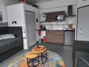 a small living room with a table and a kitchen at Dn Engel le petite in Sittard