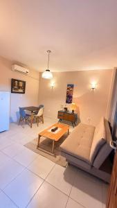 ein Wohnzimmer mit Sofa und Tisch in der Unterkunft Mandala Apartments in Luque